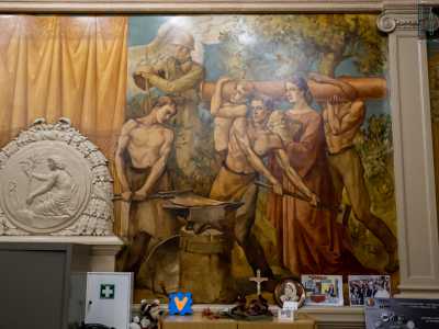 Procedendo verso il centro della sala, la simbologia del lavoro � rappresentata da alcuni uomini a petto nudo che battono il ferro su un�incudine...